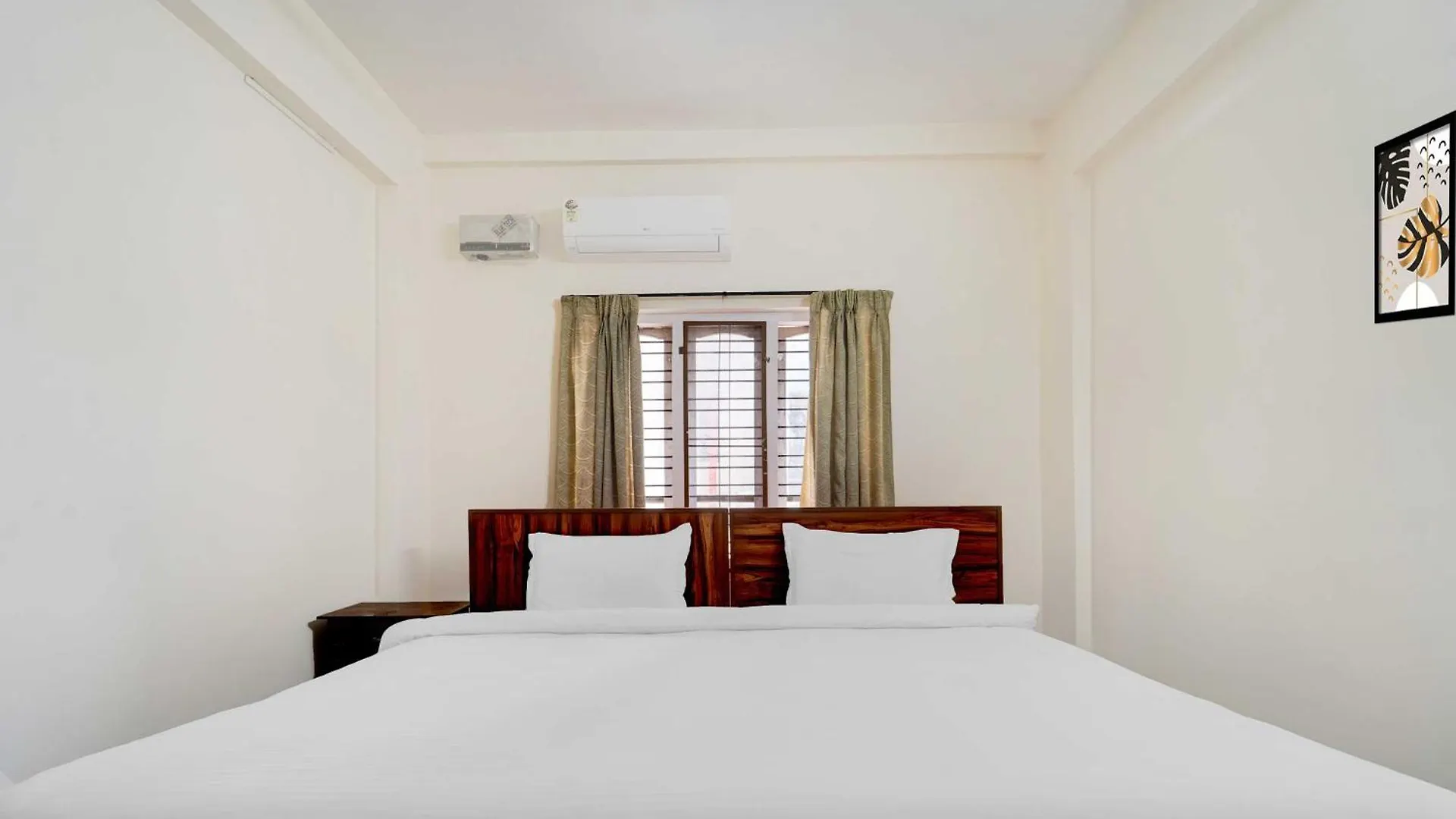 *** Hotel Collection O Pathanamthitta Near Mahatma Gandhi Statue India